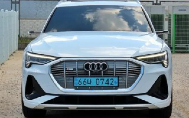 쏘울부스터EV 중고차 e-트론 55 콰트로 스포트백 매물 사진 15 - 2022/08 141,836km